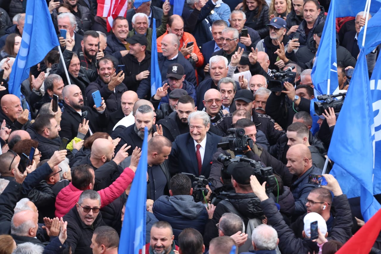 Pritje masive e Berishës tek selia e PD: Fitoi ligji dhe Kushtetuta!