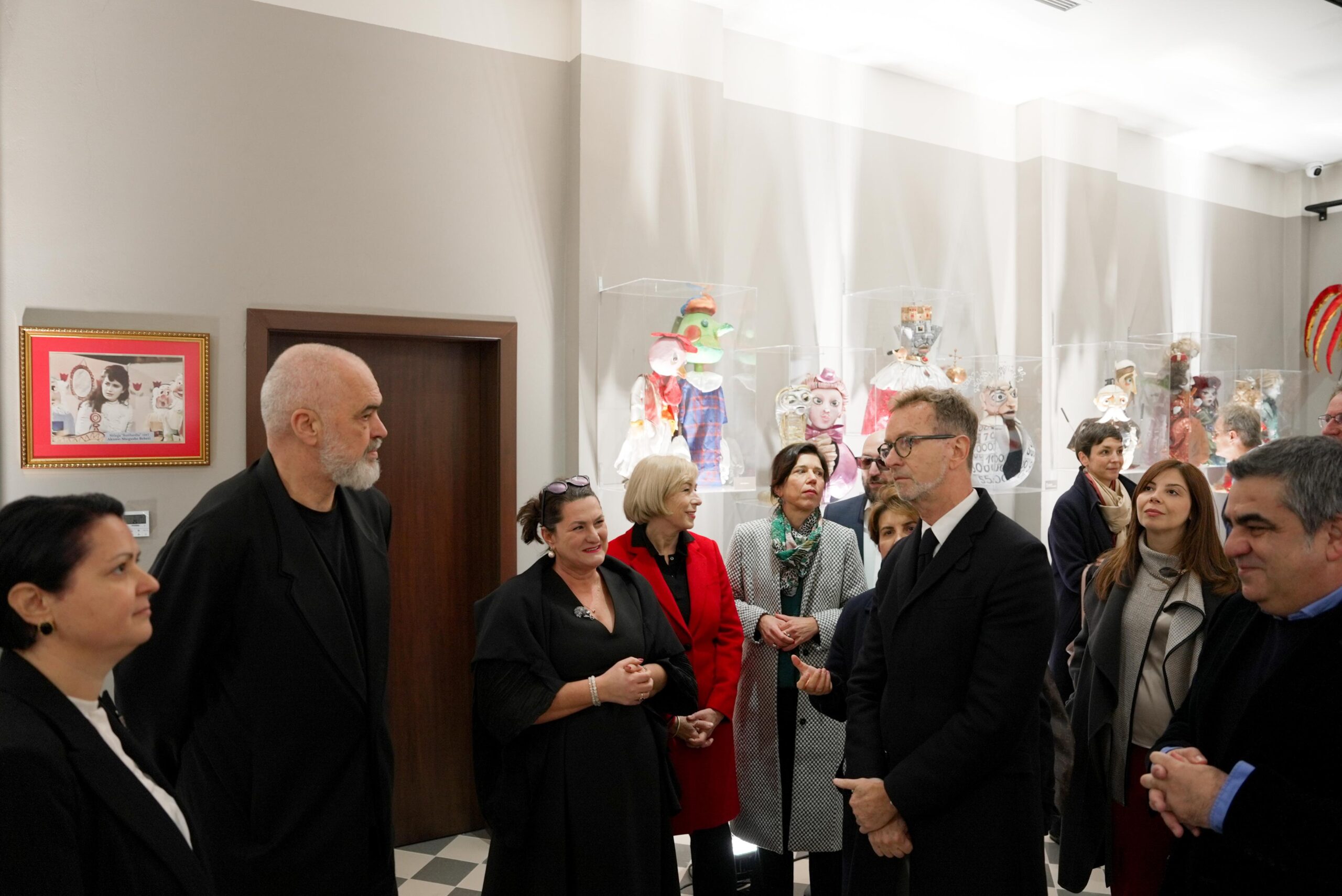 Rama këshillon fëmijët mos të shohin Parlamentin