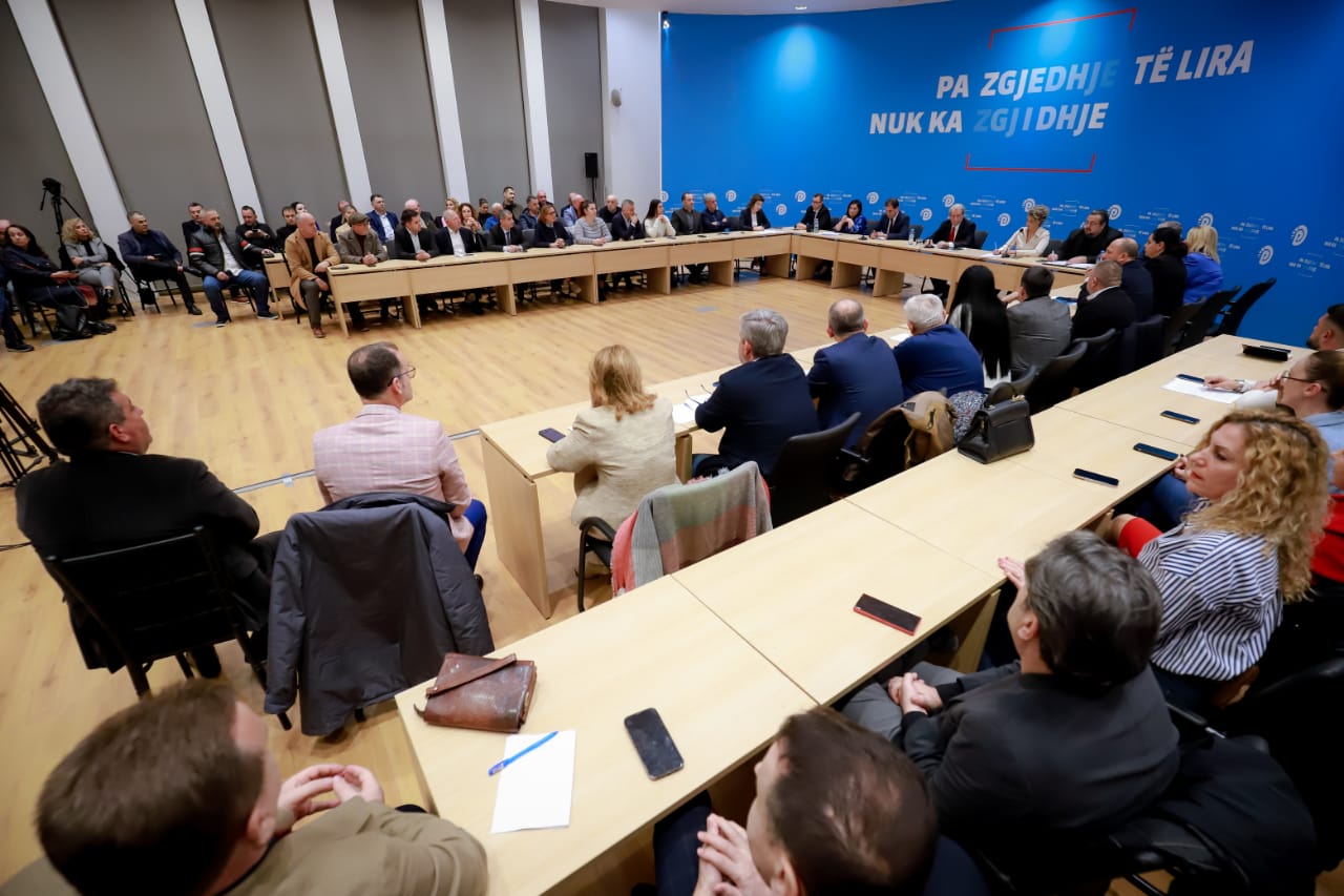 PD, takim me ekspertët e ekonomisë: “Minimum jetik prej 200 eurosh. “Rroga minimale do të jetë 500 euro”