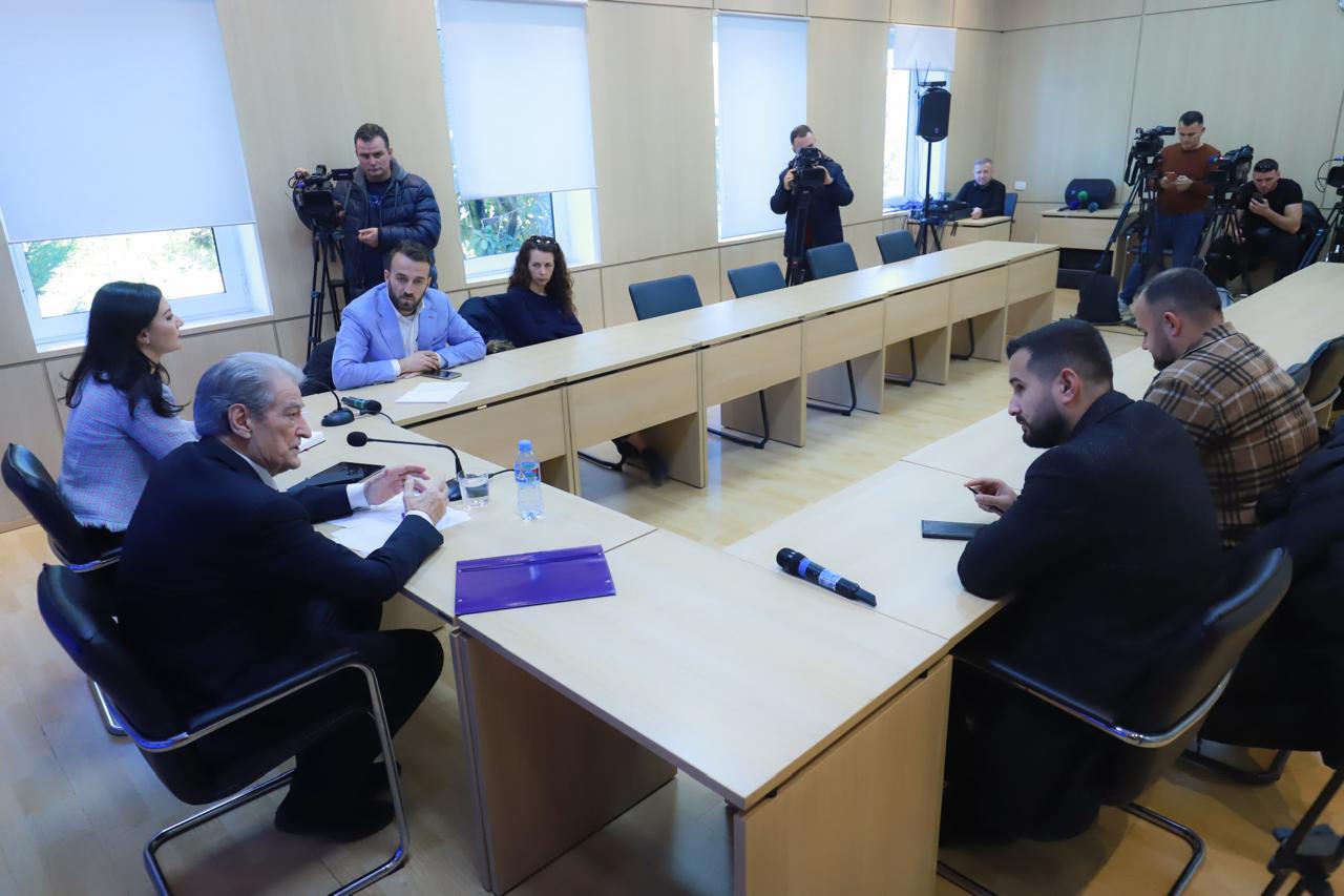 Berisha: Do vendoset me urgjencë karta e konsumatorit, me të cilën do rimbursohet 100 përqind TVSH-ja e produkteve bazë