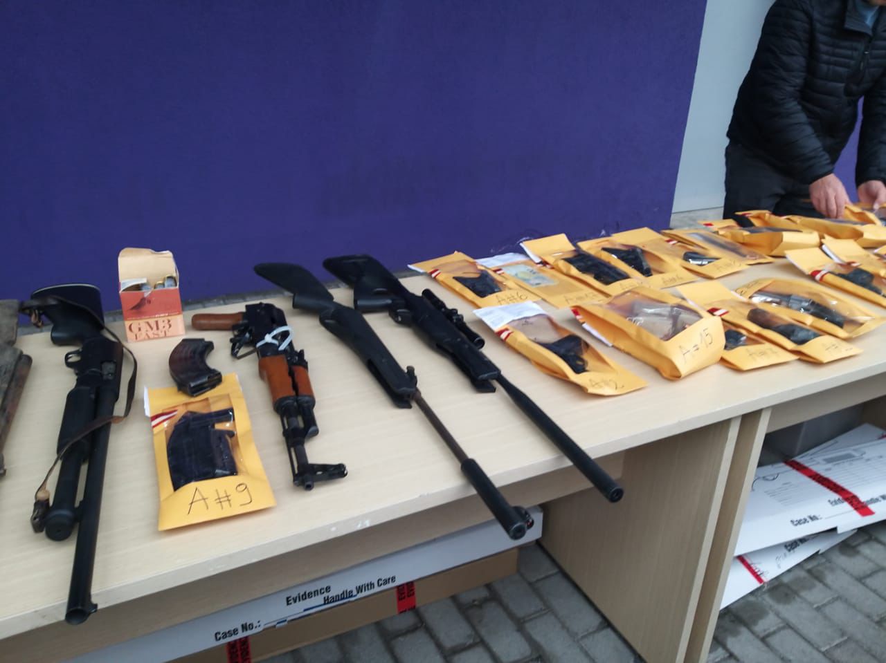 EMRAT/ Kapen në doganë 64 pistoleta, kallashë, snaiperë, 14 urdhërarreste