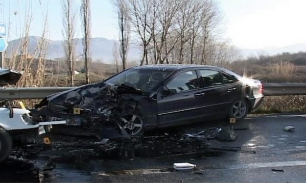 Përplasen dy makina në Lezhë, njëra përfshihet nga flakët