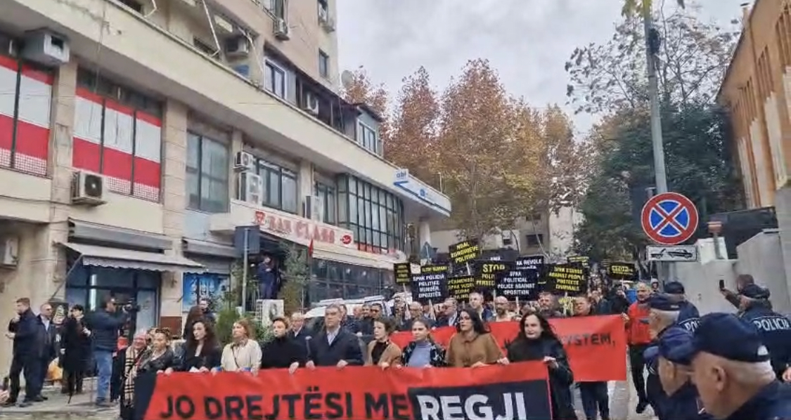 VIDEO/ Protestë e PL para SPAK: Jo drejtësi me regji!
