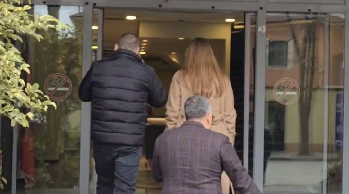 Berisha: Te galeria e Ajola Xoxës u gjet edhe një dhomë masazhi me dy tajlandezë