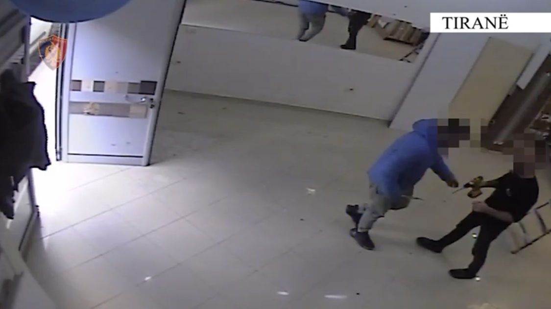 VIDEO/ Me thikë në dorë i rrëmben çelësin e makinës e më pas makinën në një mobileri në Tiranë