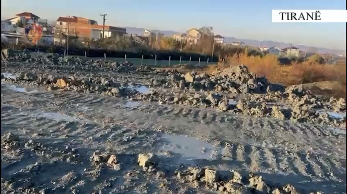 Dëmtimi i tokës, 3 persona në pranga dhe 6 kamionë të bllokuar