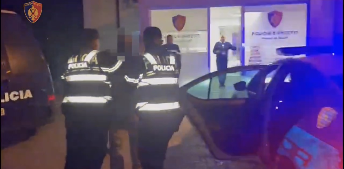 VODEO/ E rëndë në Farkë, me thikë në dorë kërcënonte nxënësit e shkollës