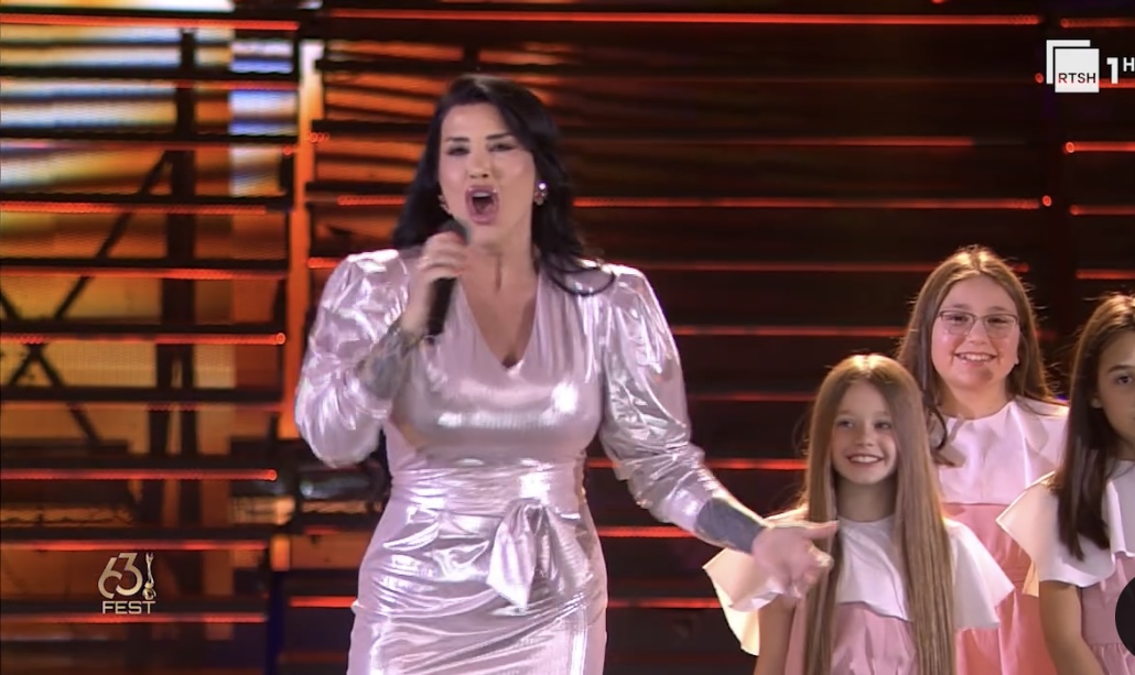 Festivali i 63, rikthehet ‘Parashqevi Simaku’ në skenë, me veshjen, stilin dhe këngën e famshme