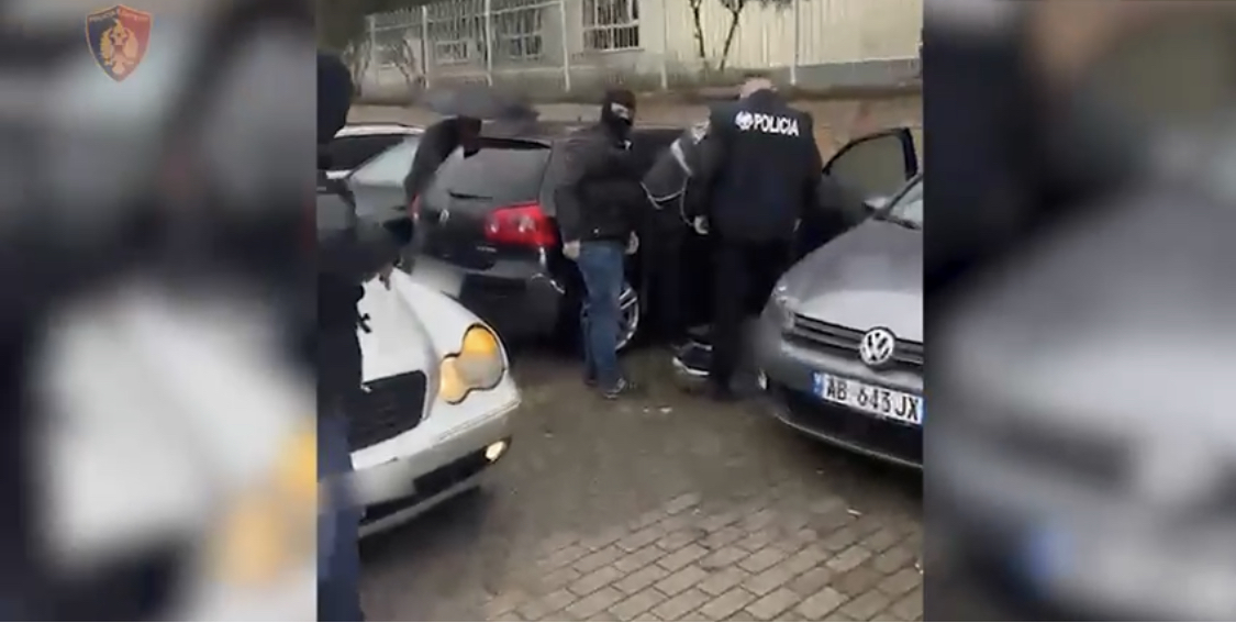 Afro 1 kile kokainë në makinë, 22 vjeçari nga Tirana u kap sapo parkoi