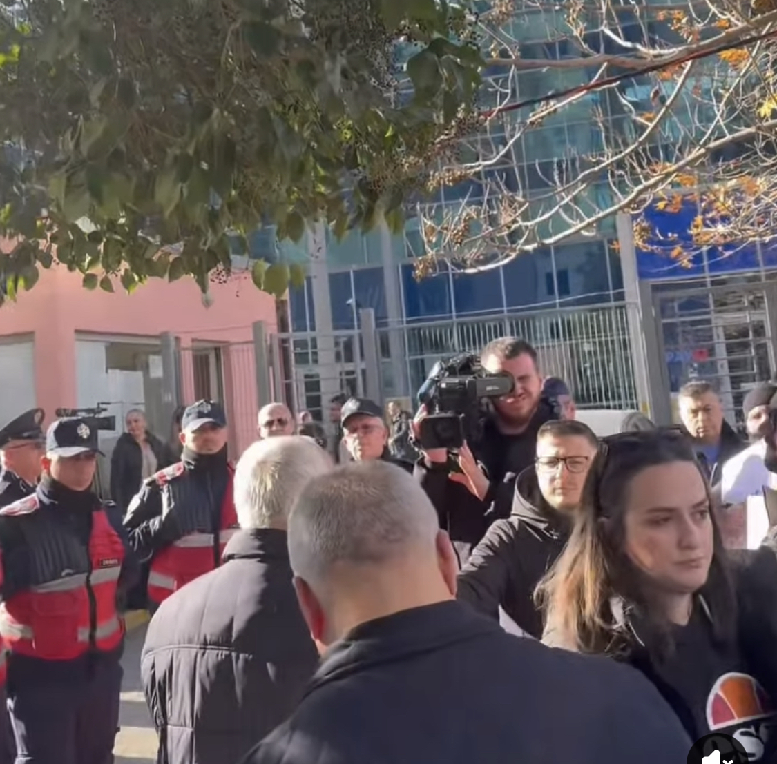 Veliaj në SPAK, protestuesit jashtë kërkojnë dënimin
