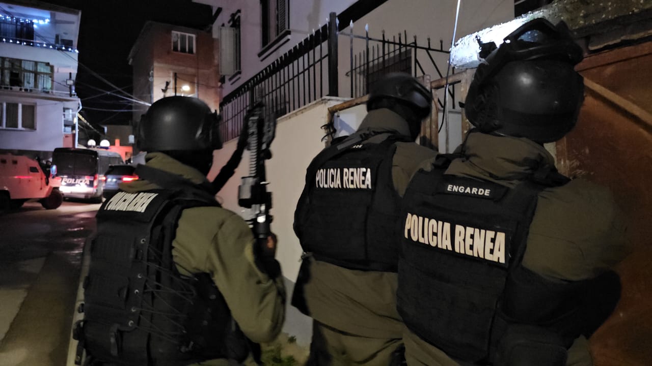 Operacion i gjerë policor në Pogradec. Kapen armë, drogë dhe para