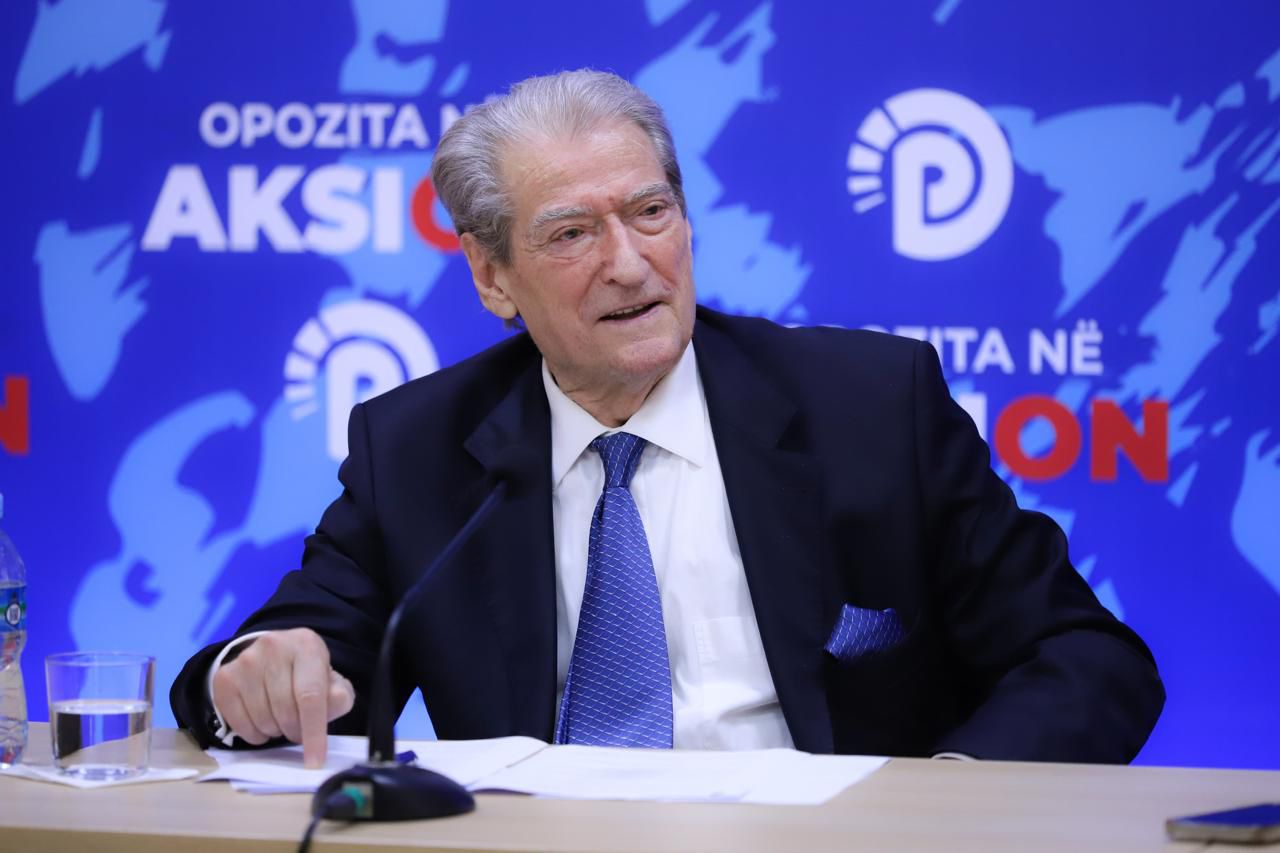 PROBLEMI/ PS nuk pranon dokumentet biometrike të BE-së për regjistrimin e emigrantëve