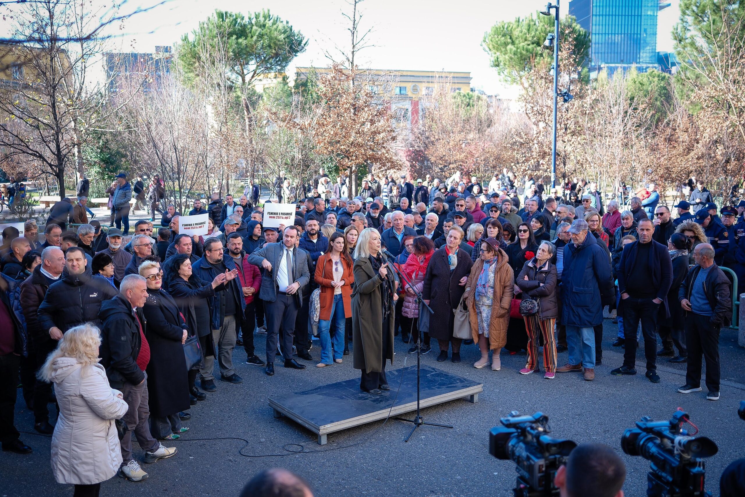 Protesta e 42-të: qytetarët kërkojnë dorëheqjen e Veliajt, përplasje me policinë në sfondin e dosjes “5D”
