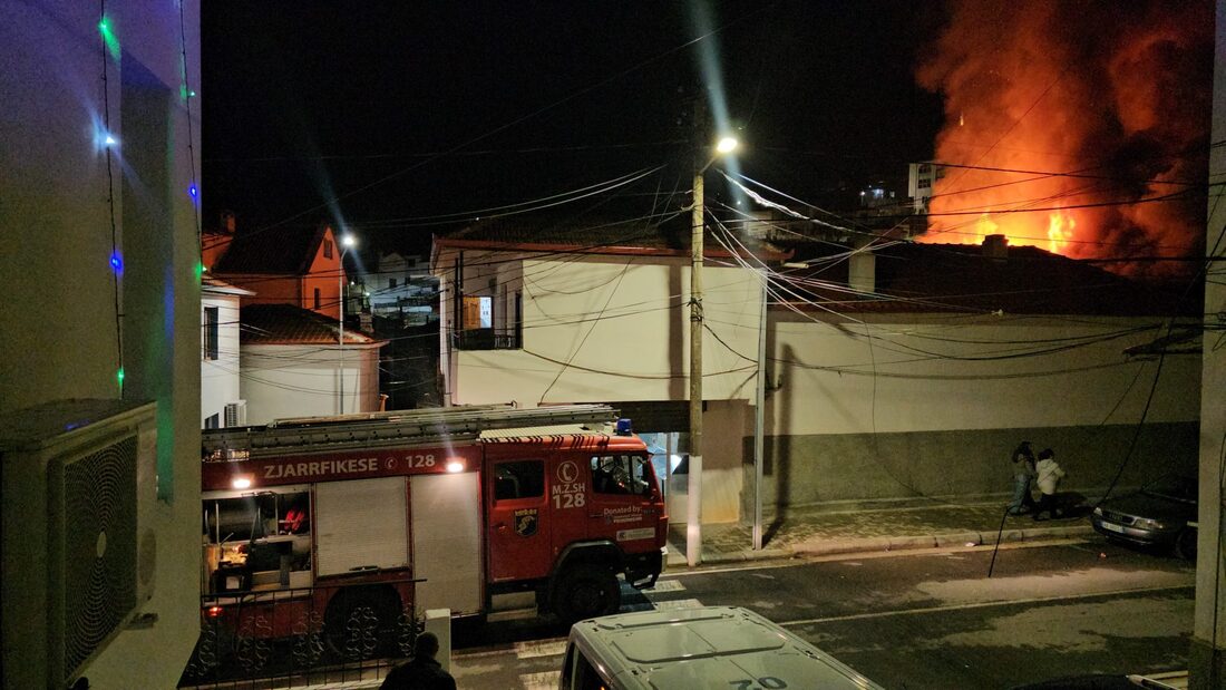 Zjarri përfshin disa banesa në Pogradec