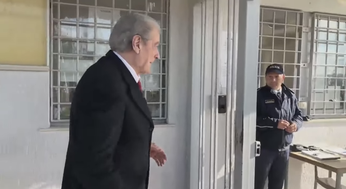 Berisha, vizitë Salianjit në qelinë e bugut të Fierit