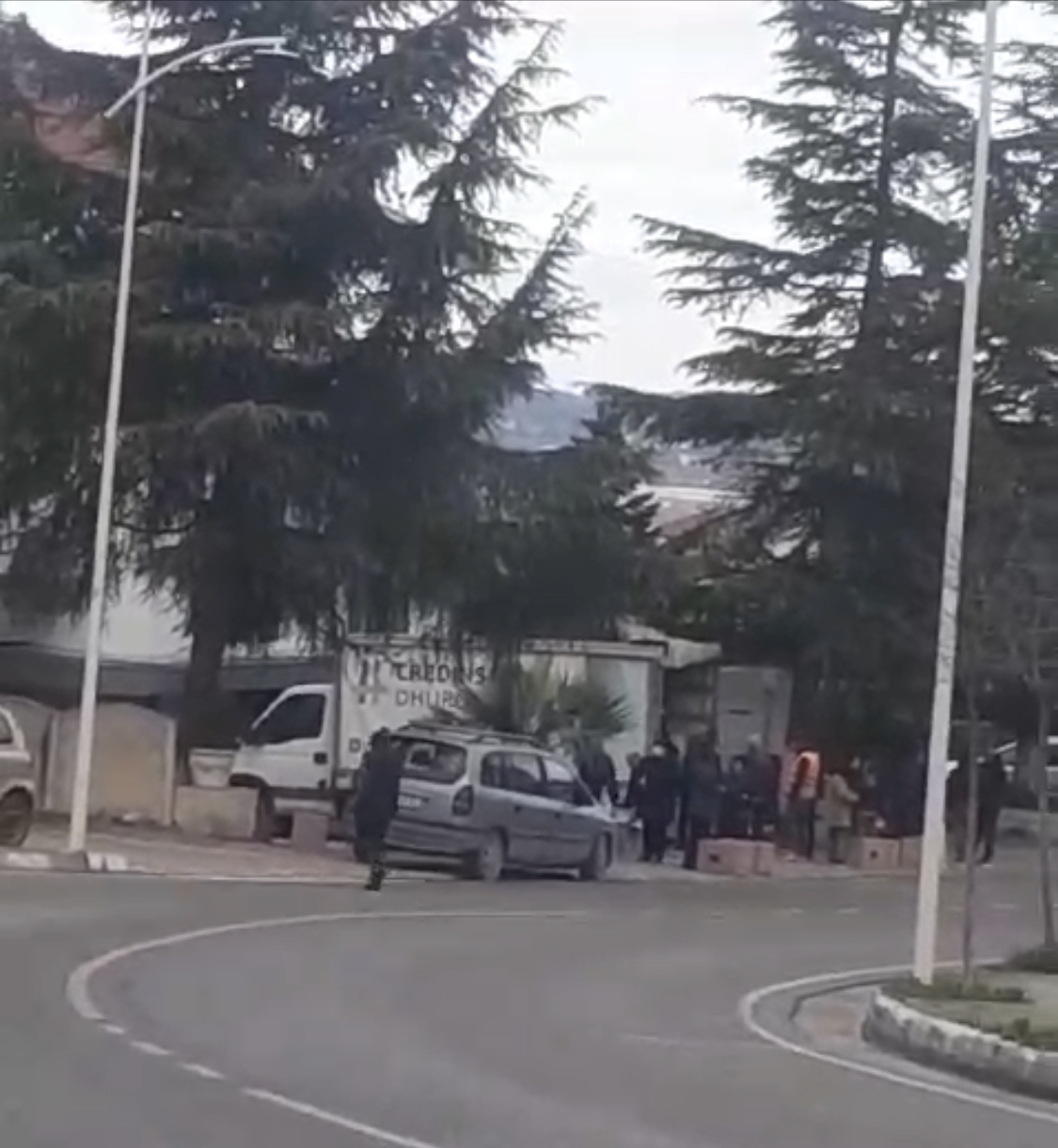 VIDEO/ Në Patos, filluan me shperndarien e “ndihmave” per vota!