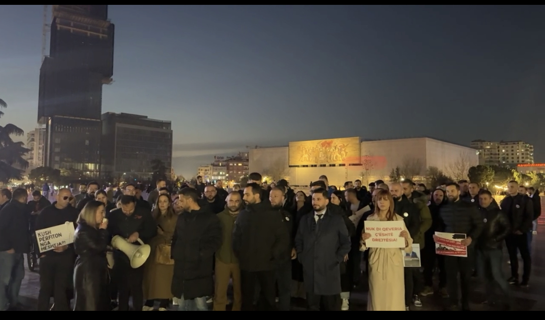 Përplasje mes Qorrit e Lapajt tek protesta para ministrisë së Brendshme