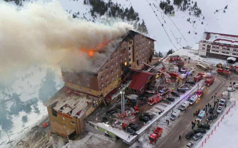 TURQI/ Zjarr në hotel merr jetën e 66 personave dhe plagos 51 të tjerë