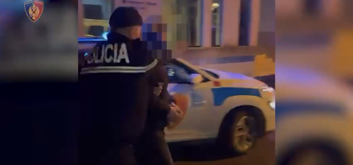 Babë e bir bien në pranga në Tiranë,  çfarë gjeti policia në makinë