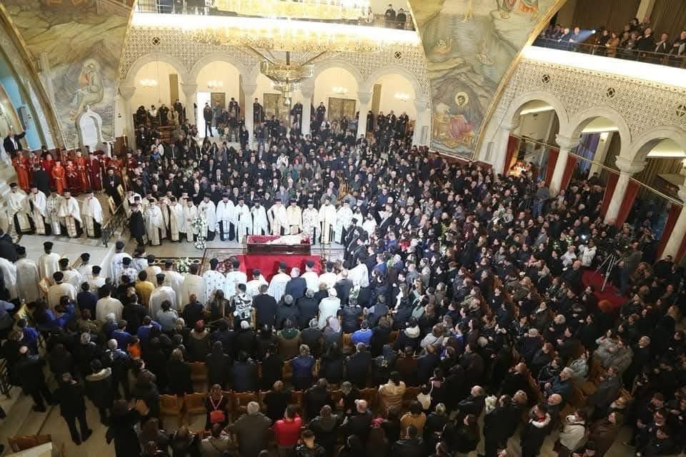 Dhimbje dhe lot nga besimtarët ortodoksë kur u soll trupi pa jetë i kryepeshkopit Anastas Janullatos
