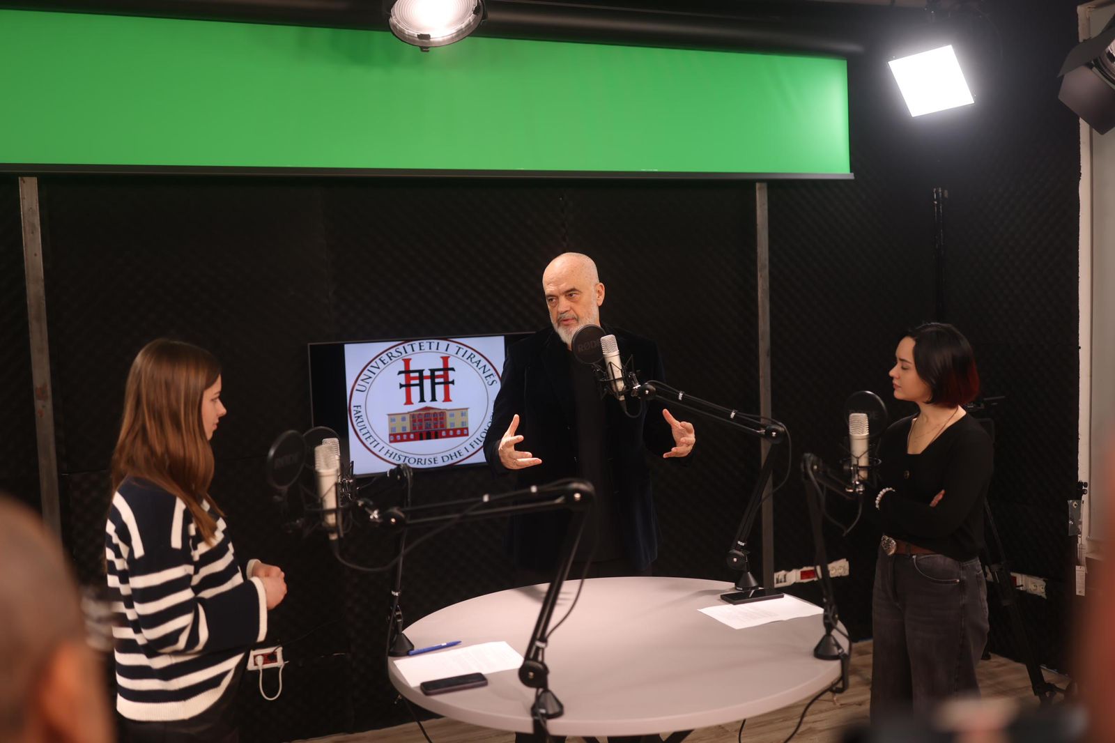 Rama kërkon filtra për fjalët në Tik Tok por ka vënë filtra për kritikët në gjithë rrjetet sociale