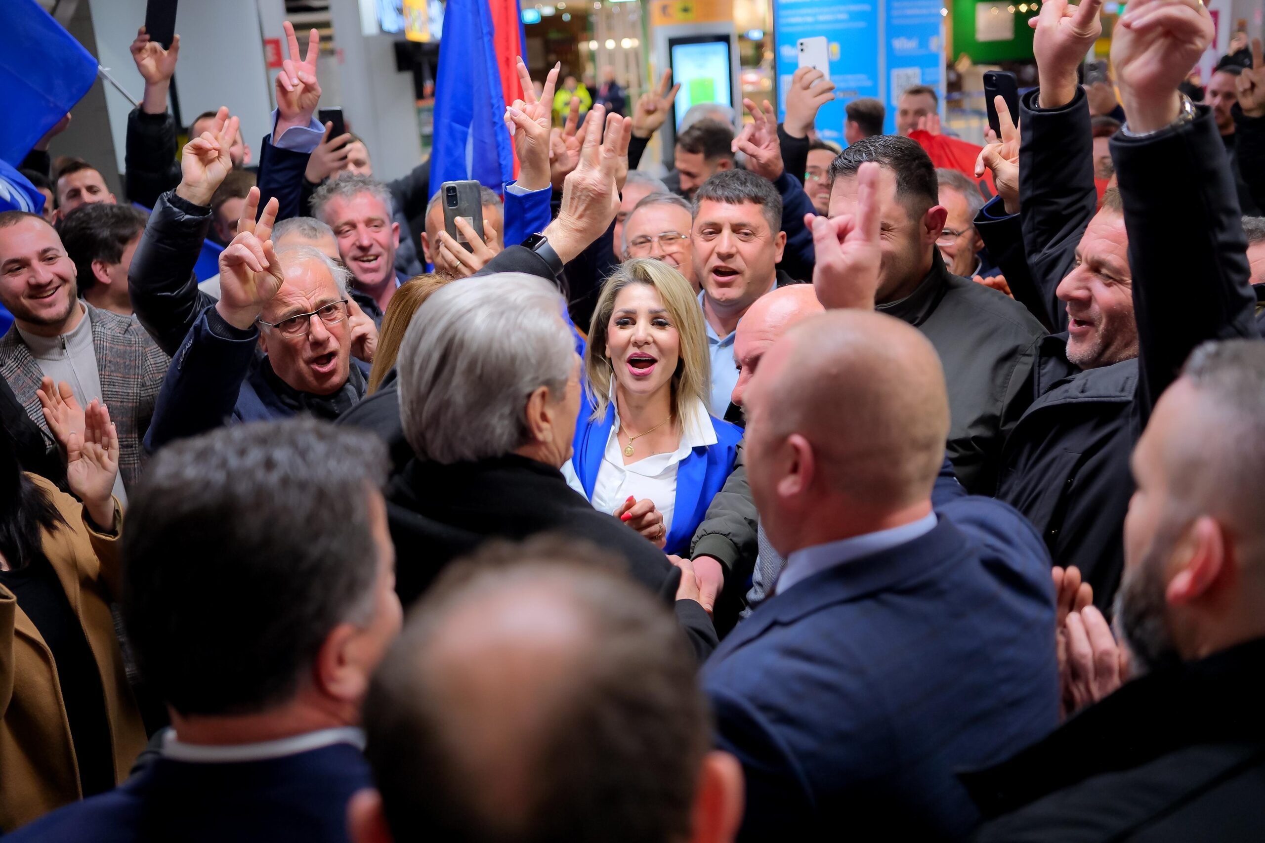 FOTOGALERI/ Berisha pritet me entusiazëm në Aeroportin e Romës nga bashkëatdhetarët