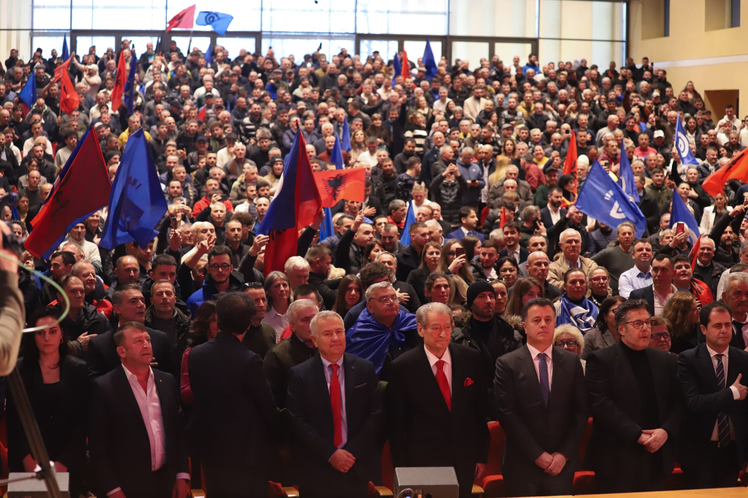 Berisha pritet si në festë në Parma: Kur bie kryeqyteti, bie diktatura! Ra Tirana, do ikë Edi Rama