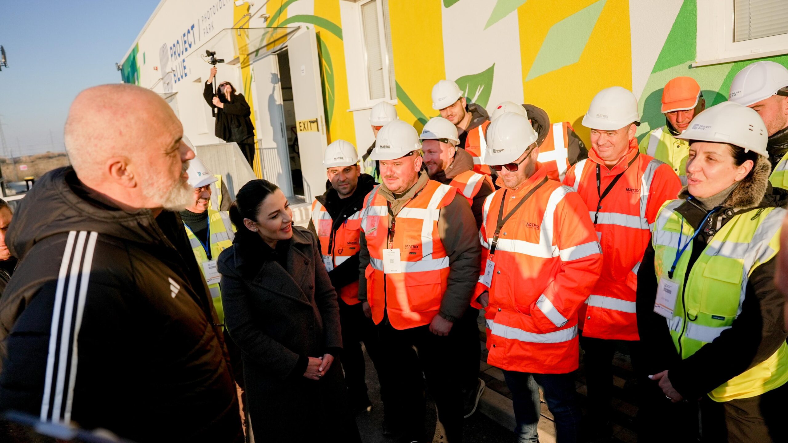 Rama dhe Balluku i ‘numërojnë’ paret parkut fotovoltaik në Fier: Është më i madhi