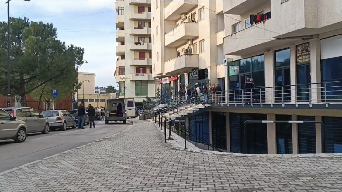 Lushnjë, hidhet nga pallati 11 katësh 20 vjeçarja