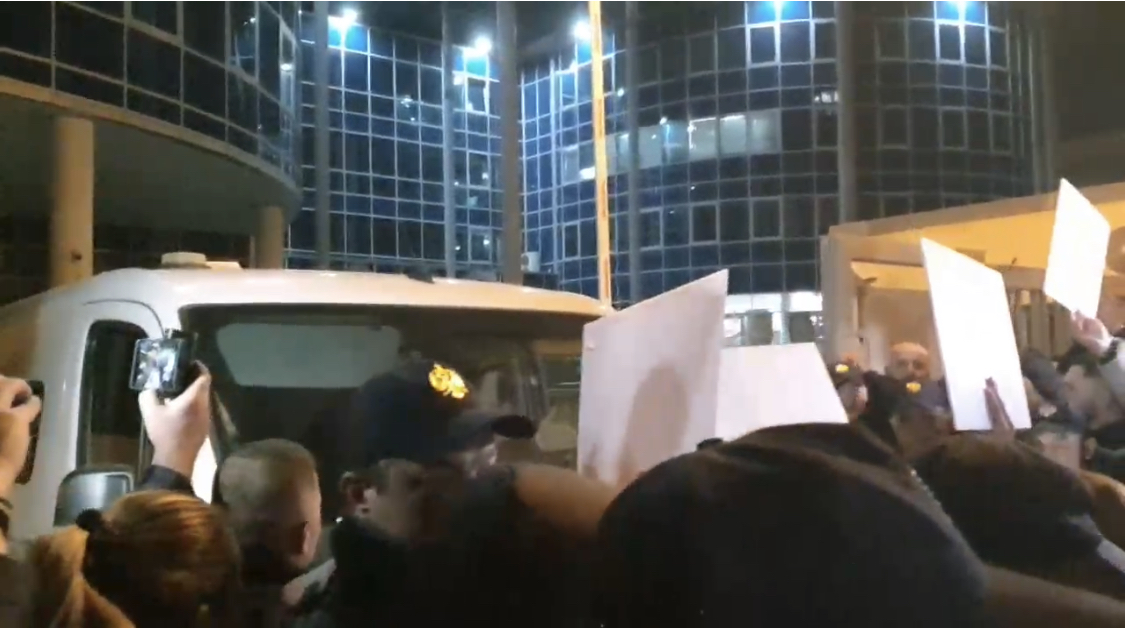 VIDEO/ Qëllohet furgoni i policisë me Veliajn brenda ndërsa nisej nga GJKKO drejt Durrësit