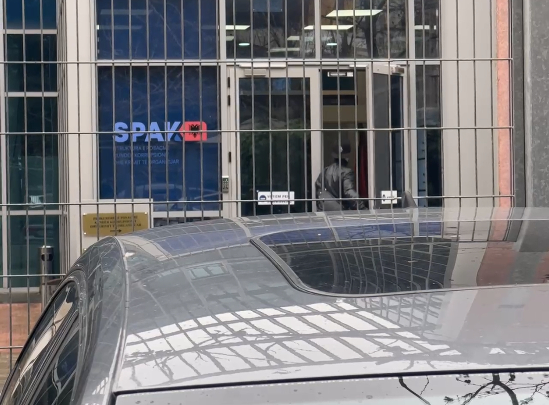 VIDEO/ Aktori i humorit Gaz Paja në SPAK: Ngatërruam telefonat me prokurorin