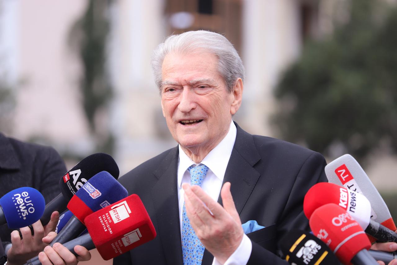 Berisha me gazetarët: Ja pse Rama anuloi vizitën në qelinë e Veliajt