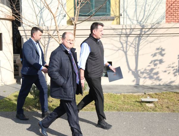 VIDEO/ Momenti i ndalimit të Erion Veliaj para bashkisë së Tiranës