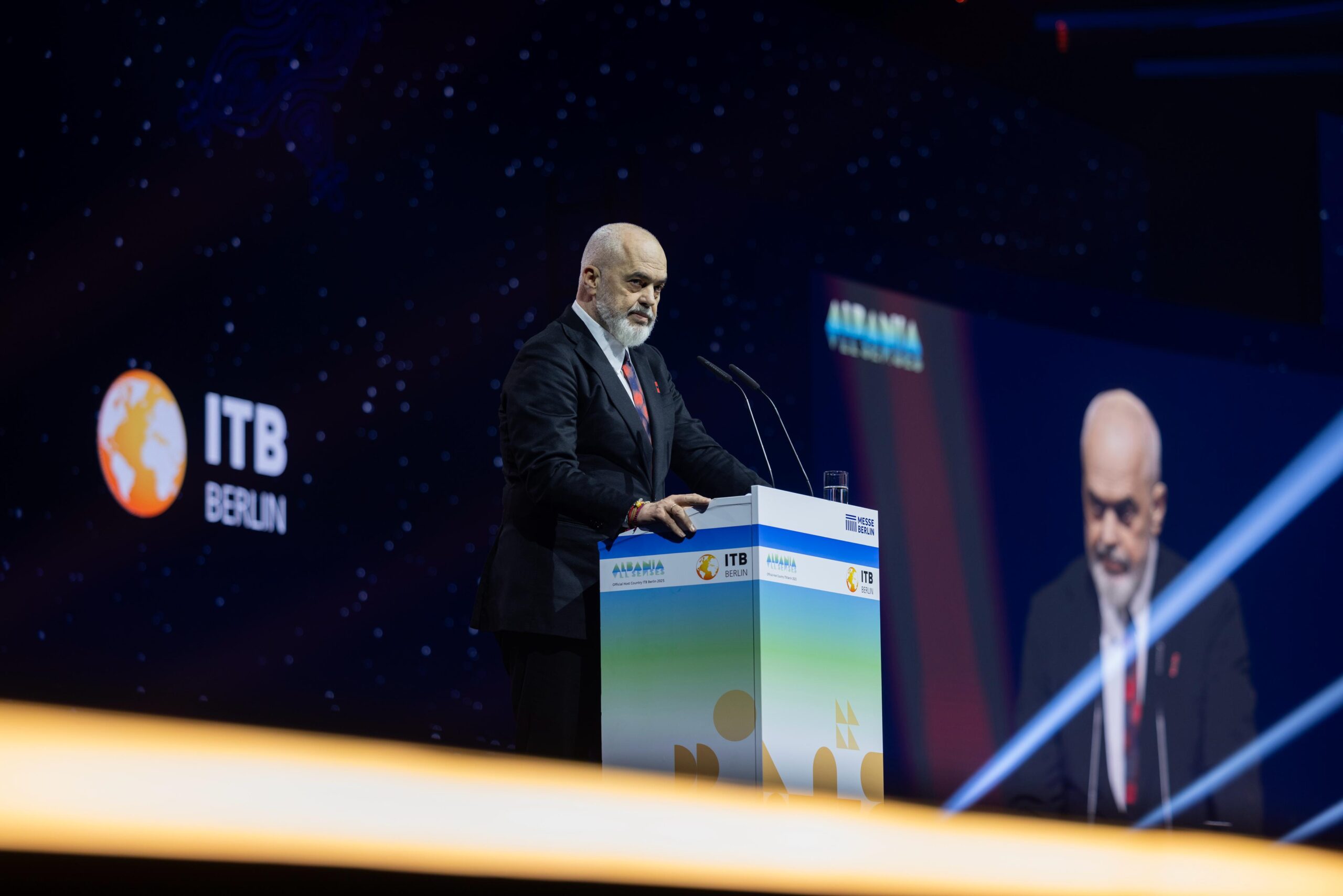 Rama rimerr pejsazhet e Nanim Frashërit në panairin e Berlinit, tregon dhe historinë e berberit në Rinas