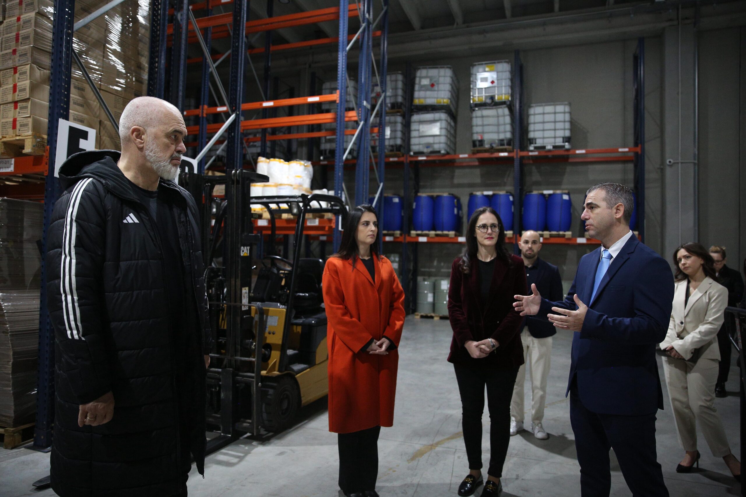 Rama viziton një fabrikë parfumesh në Durrës: Kushte të mira për punonjësit