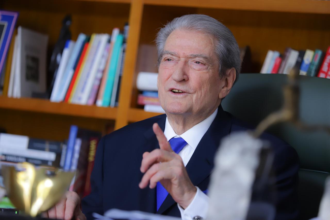 Berisha me autoritetet drejtuese të Napolit merr dhuratë dorezën e kampionit të boksit dhe shampanjën e fitores më 11 maj