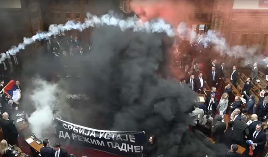 Kuvendi i Serbisë përfshihet nga përleshjet dhe bombat tymuese