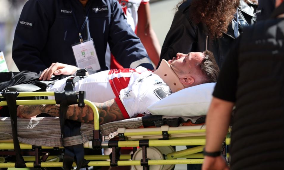 Rey Manaj pëson dëmtim të rëndë, largohet me ambulancë nga fusha