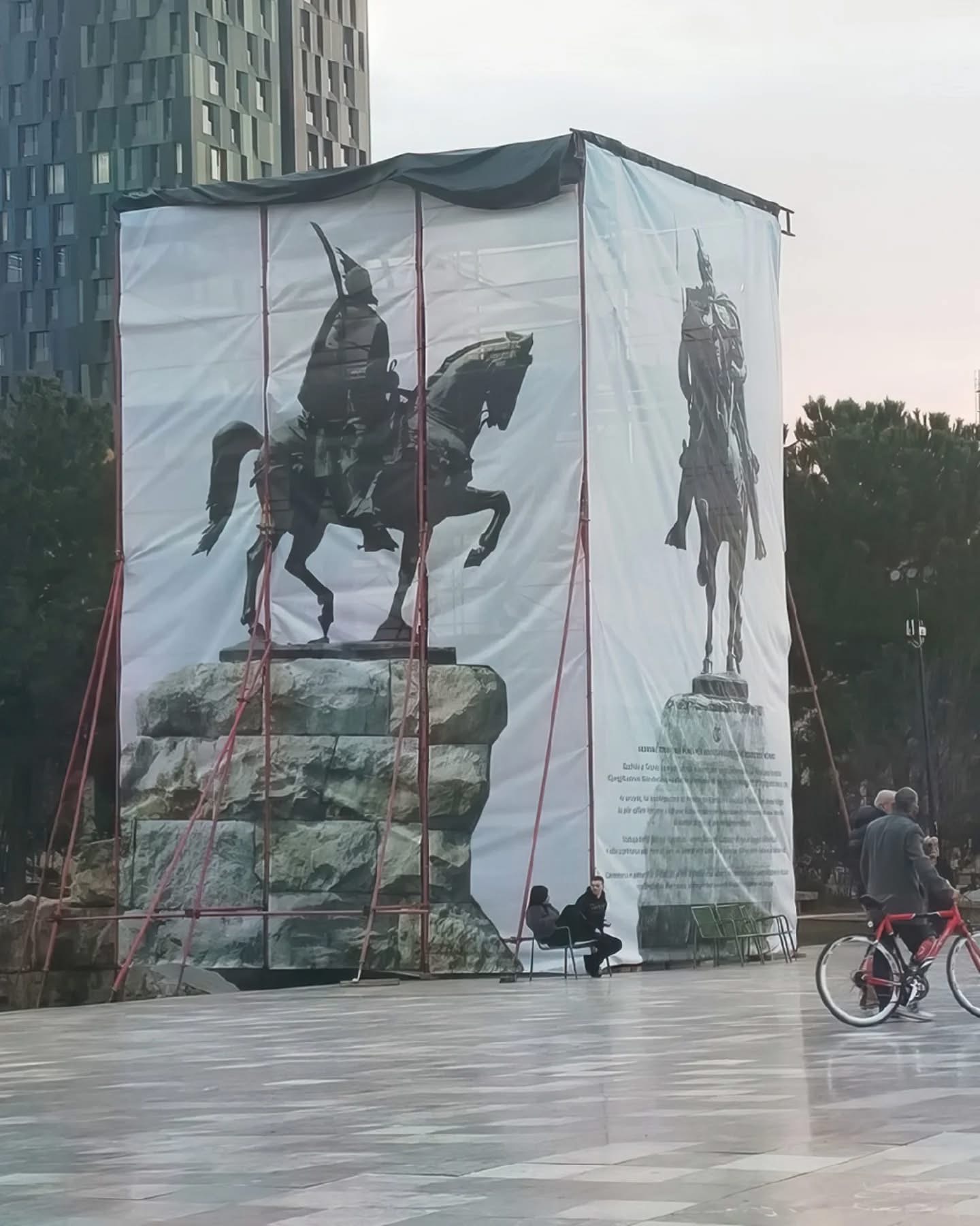 Mbulohet statuja e Skënderbeut me beze, Rama gjen justifikimin pas reagimit masiv