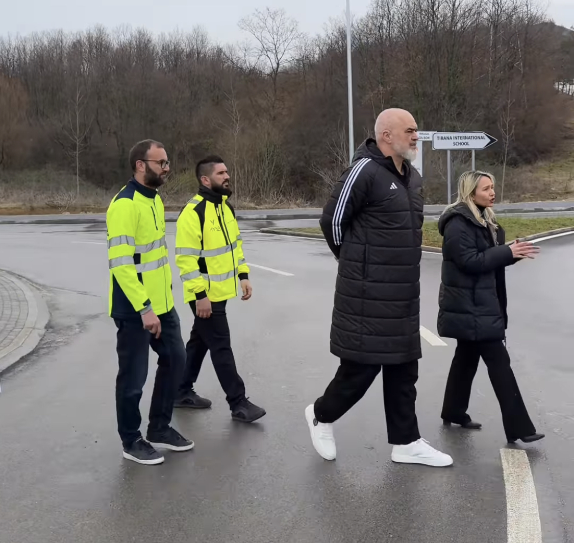 SAMI NEZA/ Versioni me ‘Versaçe’ i Haxhi Qamilit në bashkinë e Tiranës