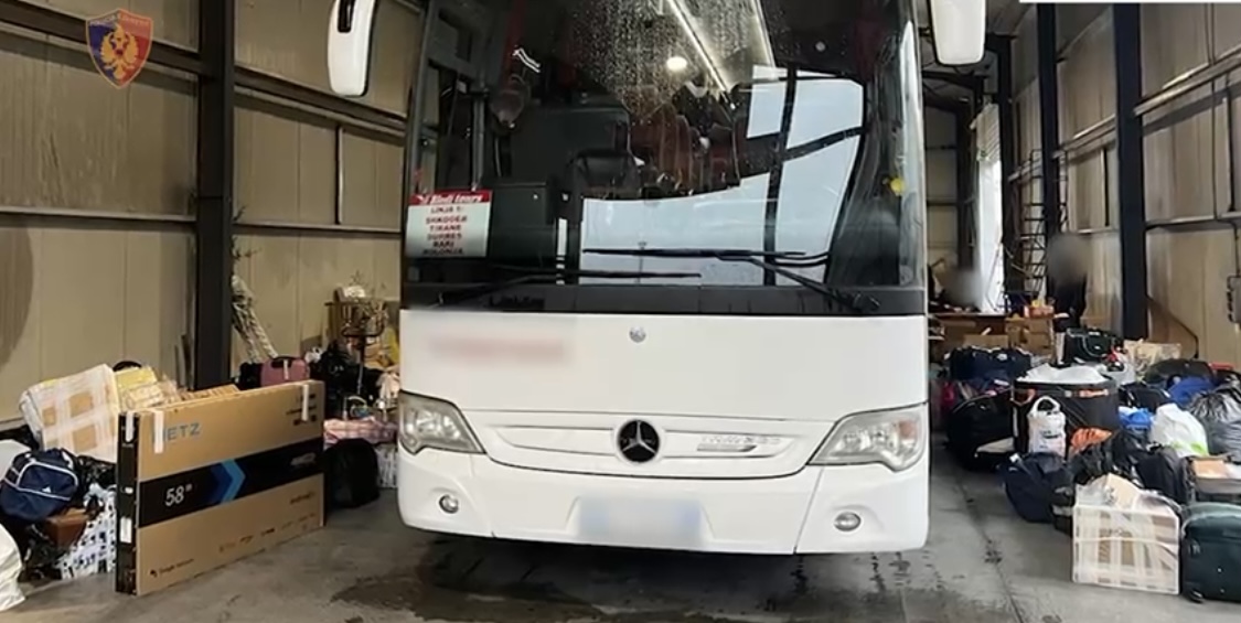 VIDEO/ 50 mijë euro mallra në bagazhin e autobisit, policia arreston 2 persona