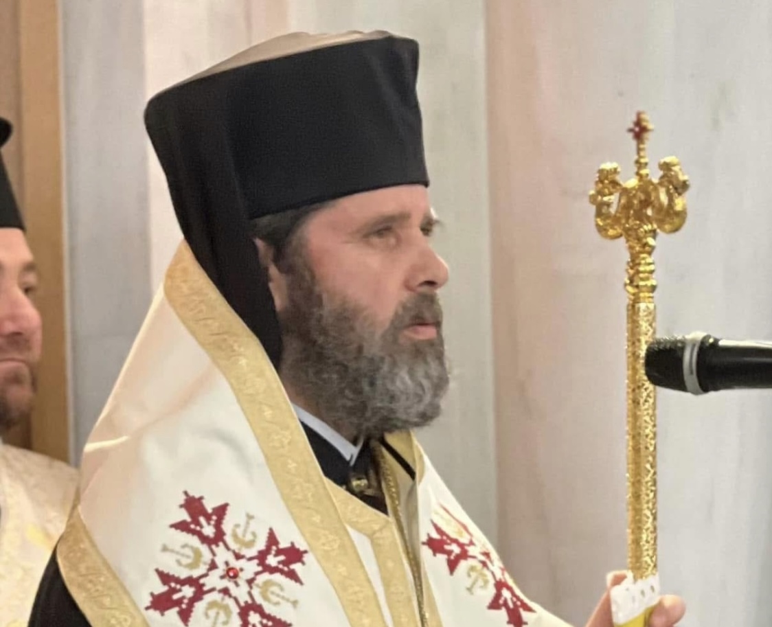 Joan Pelushi fronëzohet kryepeshkop: “i denjë!” kumbon nga besimtarët në kishën “Ngjallja e Krishtit”