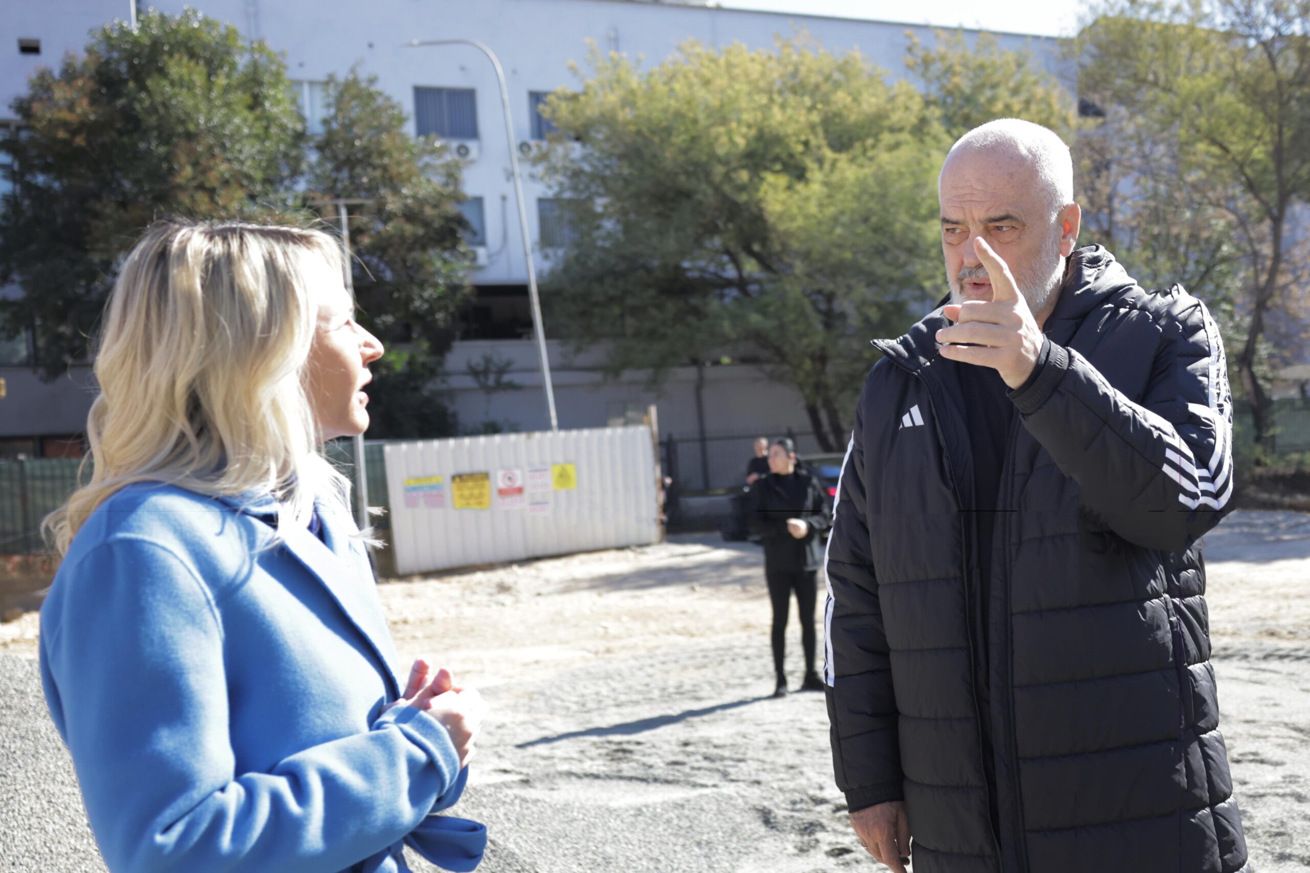 Rama si ‘kryetar bashkie’, inspekton nje shkolle ne ndertim ne Tirane, Ristani i tregon projektin