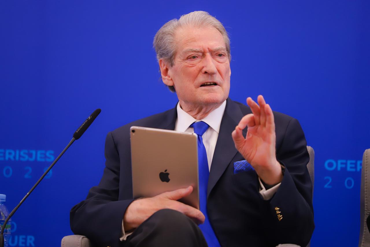 “Rreziku i aeroportit të Vlorës. Si ndërhyri BE kur u ndërtua autostrada Fier Vlorë. Ku u projektua fillimisht”