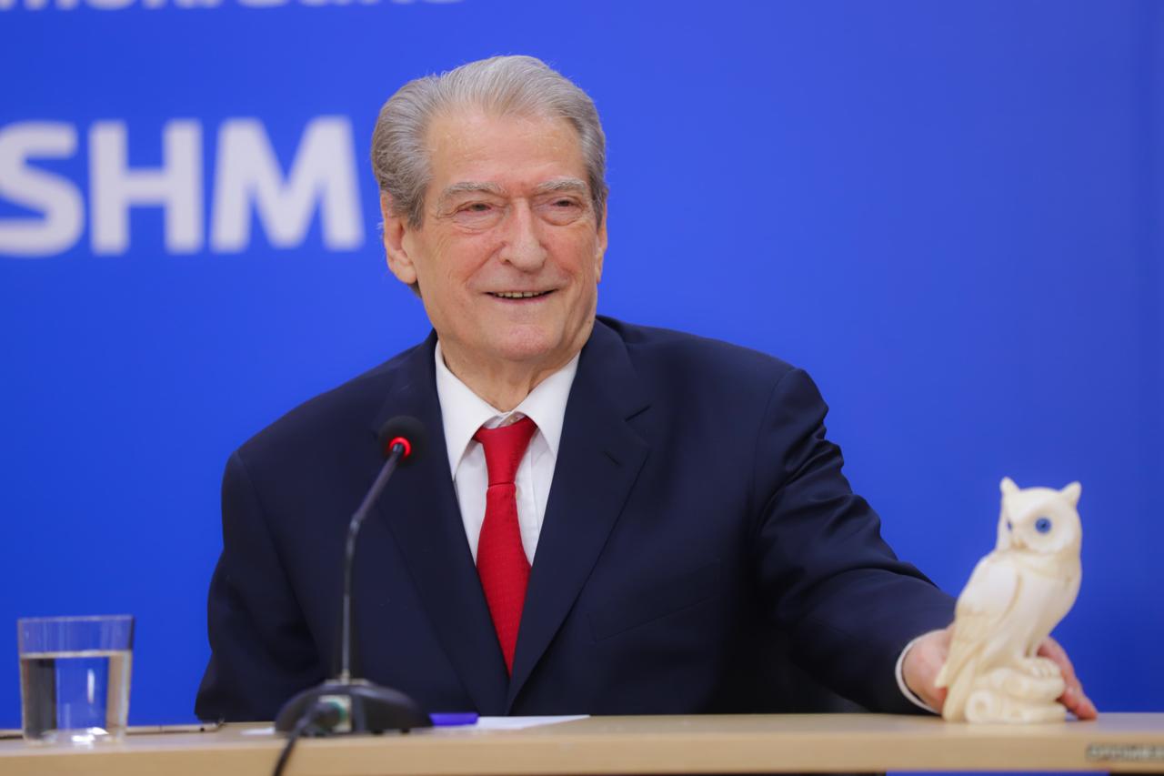 Berisha vendos bufin në tavolinë: Është simbol i mençurisë dhe vendimit, injoranca e Ramës nuk është argument