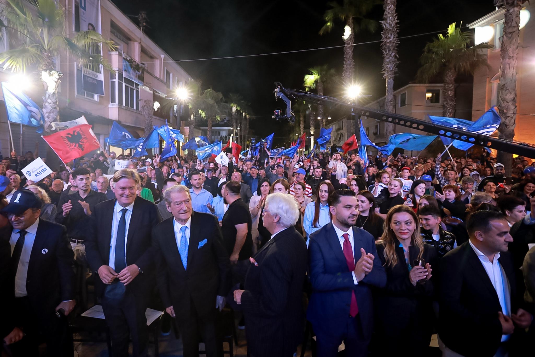 PD demostron mbështetje të gjerë Perëndimore, në mitingun e Kavajës gjithë spektri politik i djathtë i BE