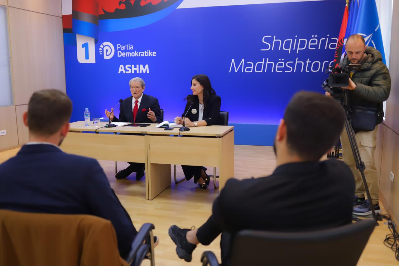 “Kontrasti me ceremoninë qesharake të PS është regjistruar vetëm në vitin 1992”