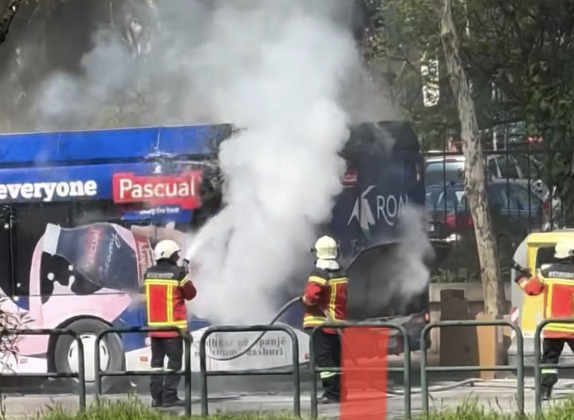 DETAJET/ Përfshihet nga zjarri urbani i Unazës në Tiranë