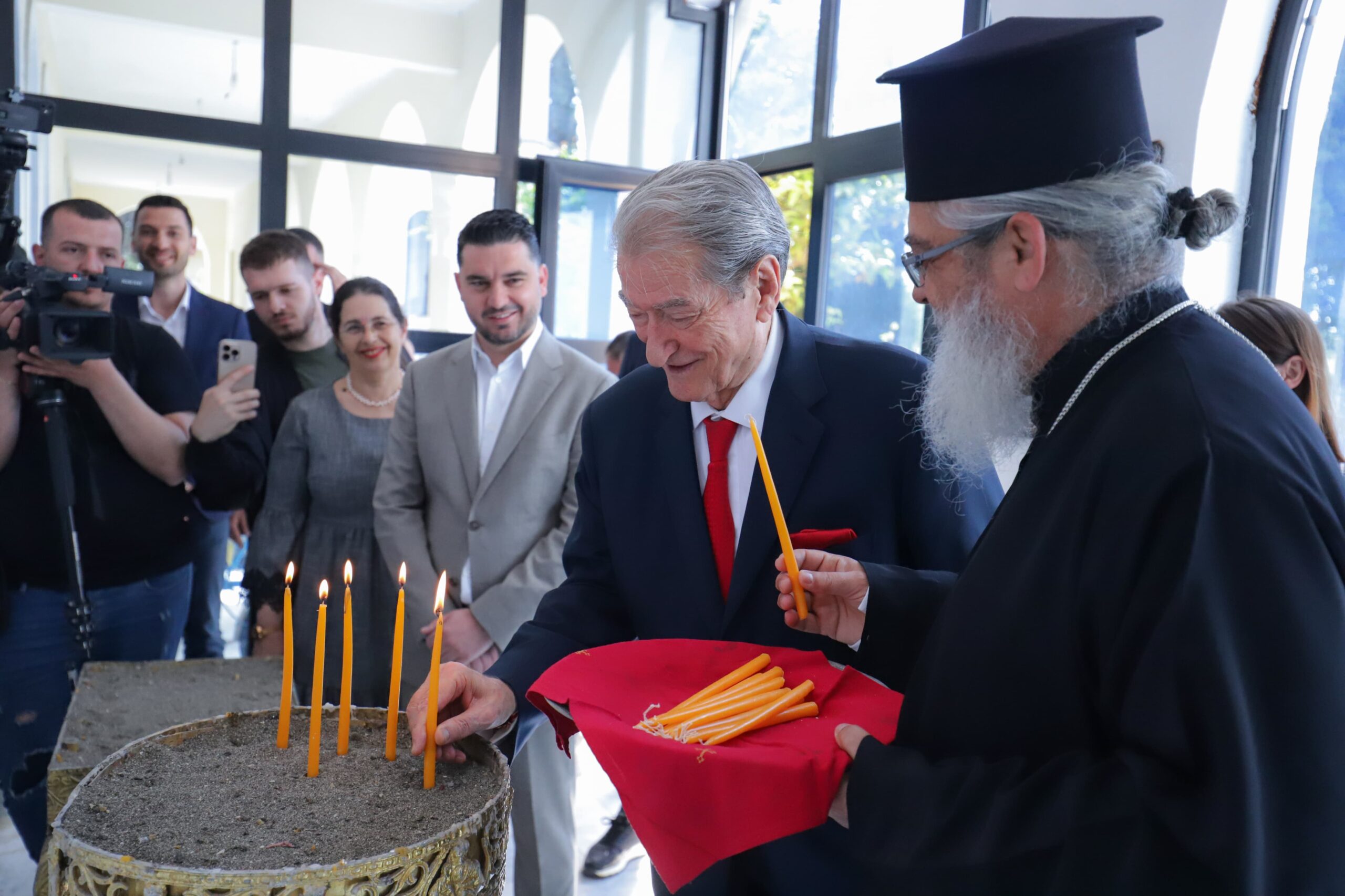 Berisha në kishën ortodokse të Kavajës: Arumunët, penat dhe mendjet e tyre kanë një kontribut thelbësor në rilindjen tonë