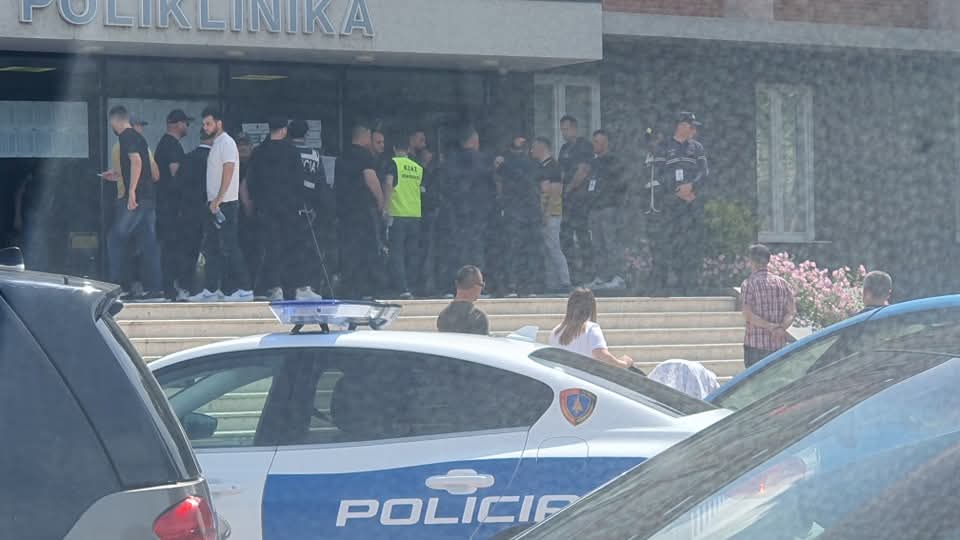 Tension në një qendër votimi në Lushnjë, komisioneri fotografon votuesit